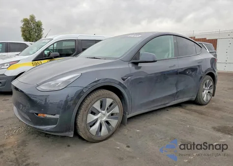 2024 Tesla Model Y z USA, uszkodzony, nr VIN 7SAYGDED6RF030817
